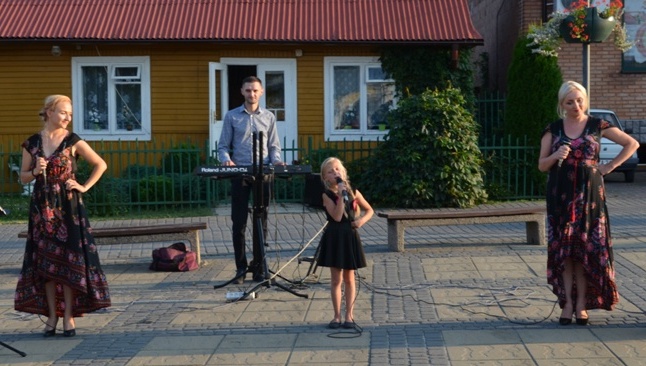 Pierwszy koncert z cyklu "Letnie Koncerty na Placu Siekluckiego"