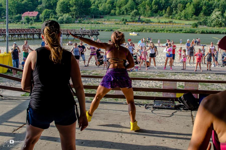 Wakacyjna zumba na krasnobrodzkiej plaży