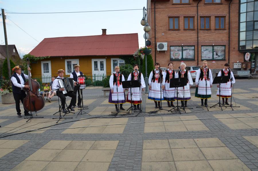Zespół folklorystyczny "Wójtowianie" koncertował na Placu Siekluckiego