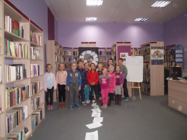 Czytam sobie w bibliotece.
