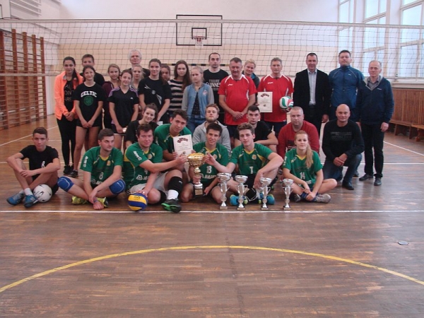 "Młodzi" siatkarze z pucharem burmistrza 